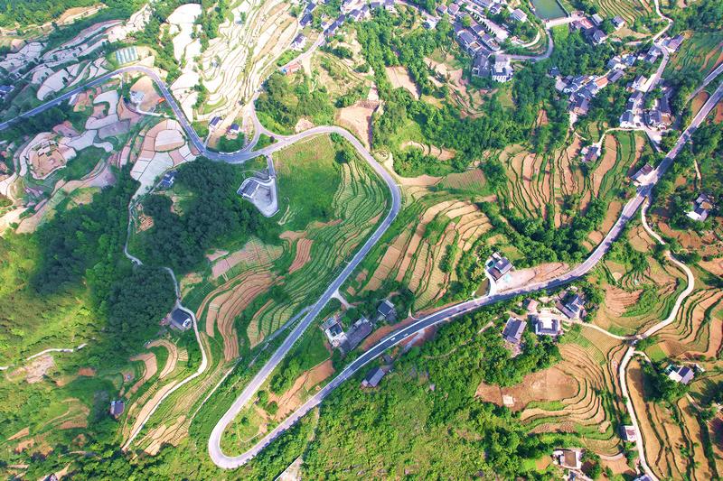 遵義市道真縣大磏至三橋美好幸福路。貴州省公路局供圖
