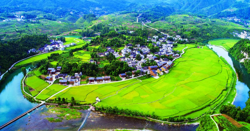 遵義市鳳岡縣新建鎮長磧古寨也通了農村公路。張祥兵攝