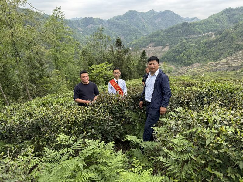 工行兴义望谟支行前往望谟县郊纳镇开展尽职调查，为客户发放普惠金融贷款。