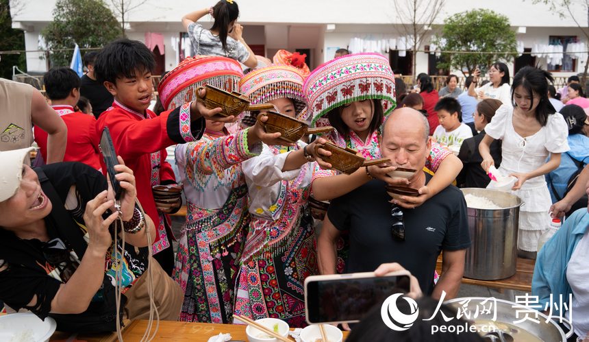 游客在長桌宴上體驗“高山流水”。人民網 陽茜攝