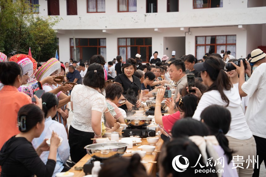 長桌宴上歡聲笑語，共慶節日。人民網 陽茜攝