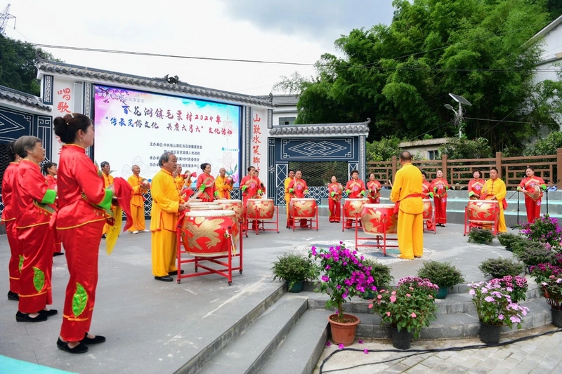 锣鼓喧天，热情似火。