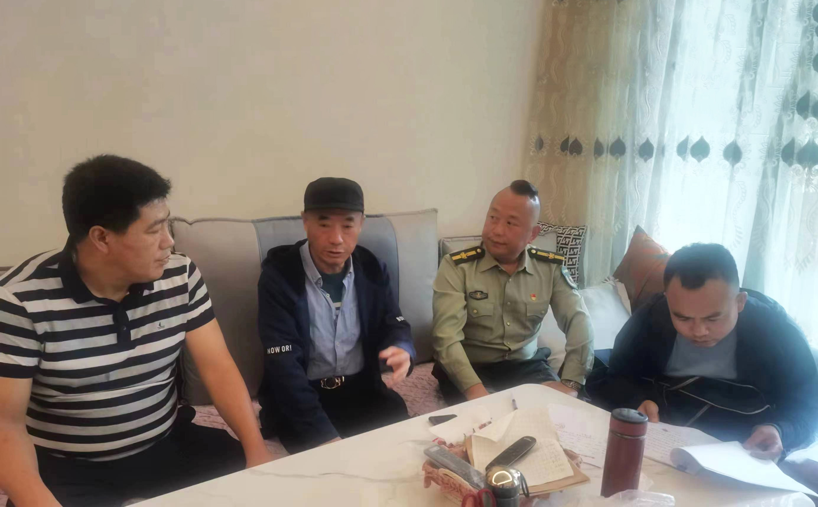 亲切询问退役老兵的身体状况。