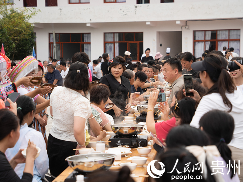 長桌宴上歡聲笑語，共慶節日。人民網 陽茜攝