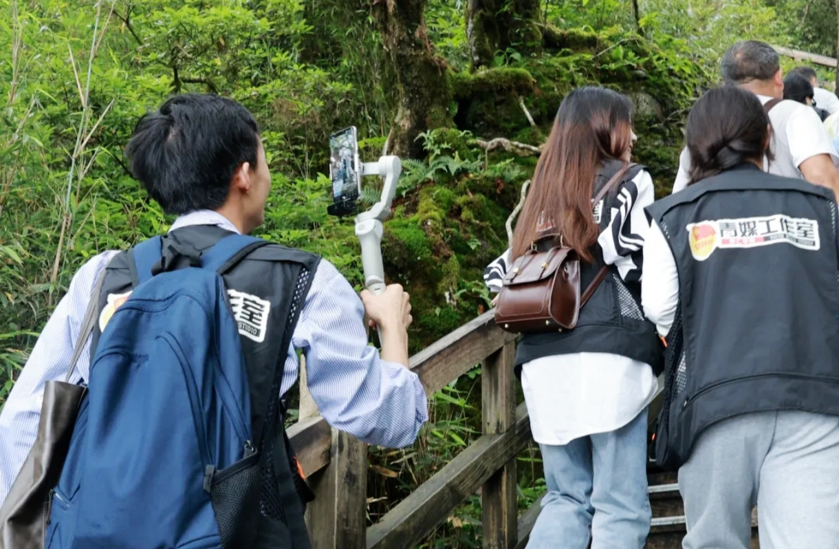 铜仁学院“文旅推荐官”直播推介梵净山。