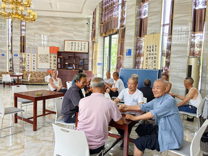社区居民在服务站休闲娱乐。