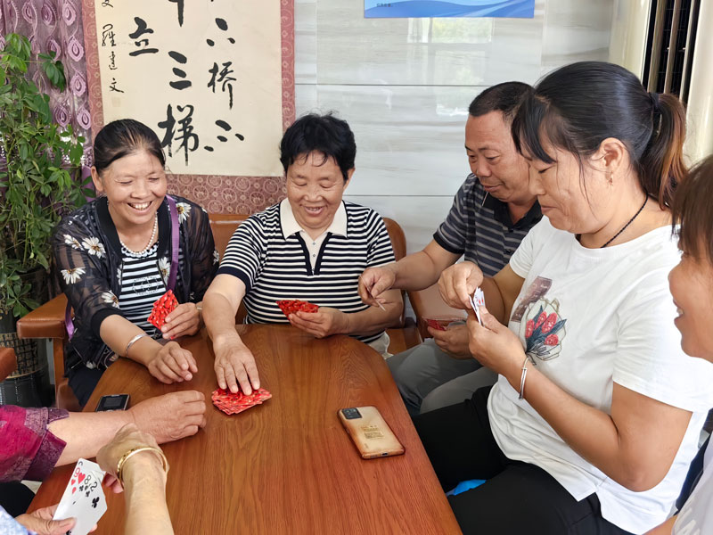 社区居民在服务站休闲娱乐。
