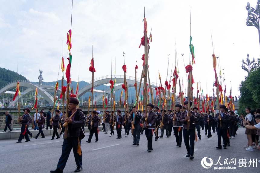 參加仰阿莎文化節民族文化巡演的少數民族群眾。人民網記者 涂敏攝