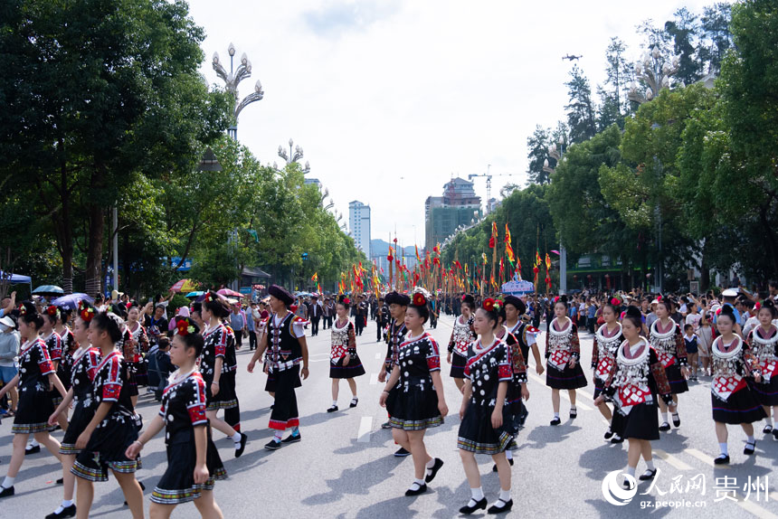 參加仰阿莎文化節民族文化巡演的少數民族群眾。人民網記者 涂敏攝