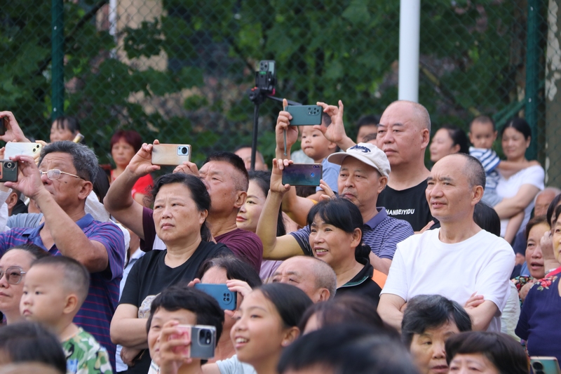 台下群众兴高采烈  苏布祥 摄