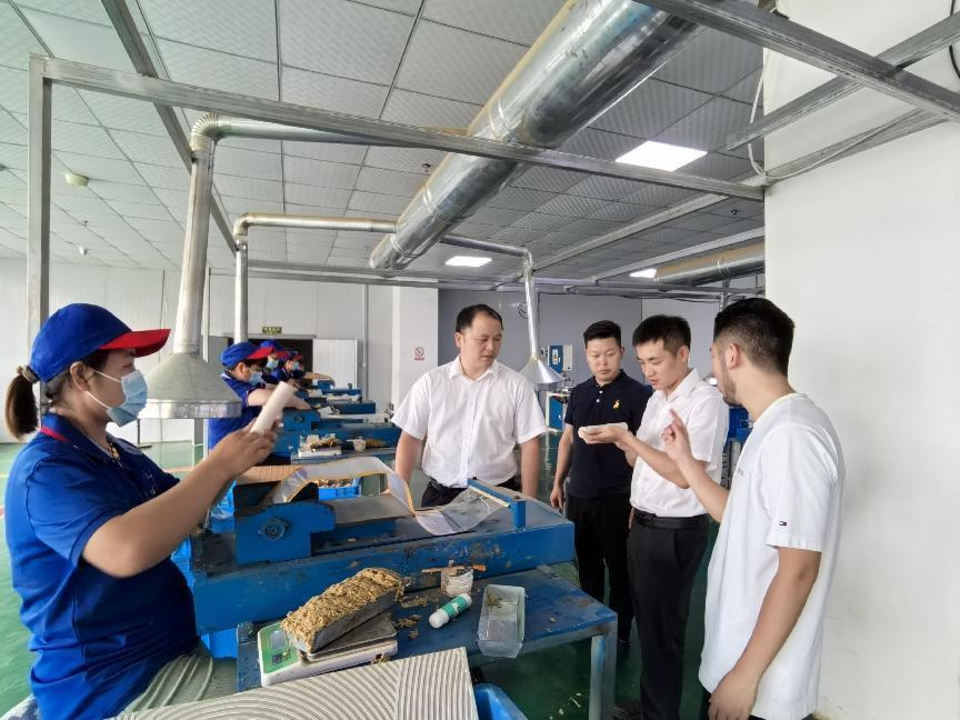 图为工行务川支行客户经理走访企业。