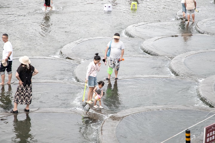 游客游玩。安順經開區融媒體中心供圖