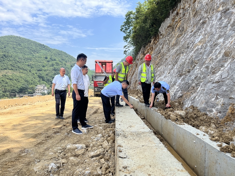 2、茅台桂花至银滩路段窄路面加快改造工程项目施工现场。