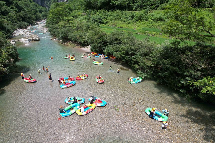 游客在杉木河景區漂流。