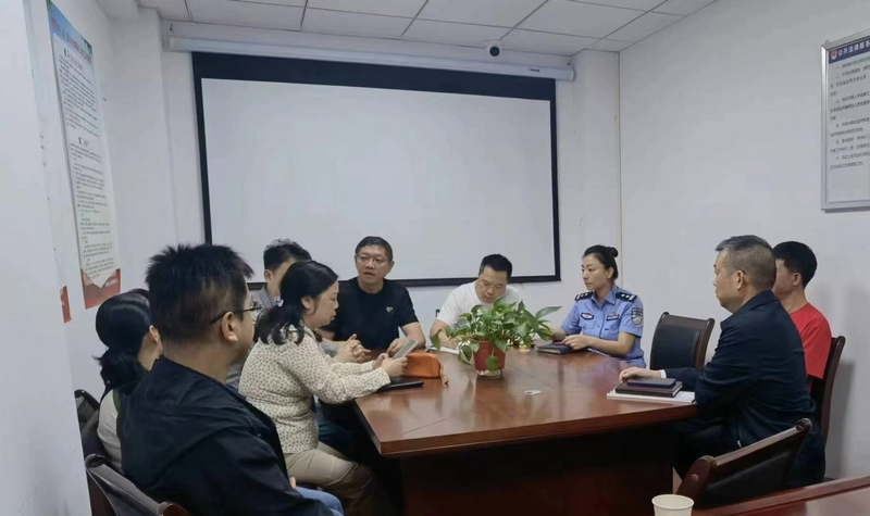 1、民警联合其他部门共同对当事双方开展调解。周天福 摄