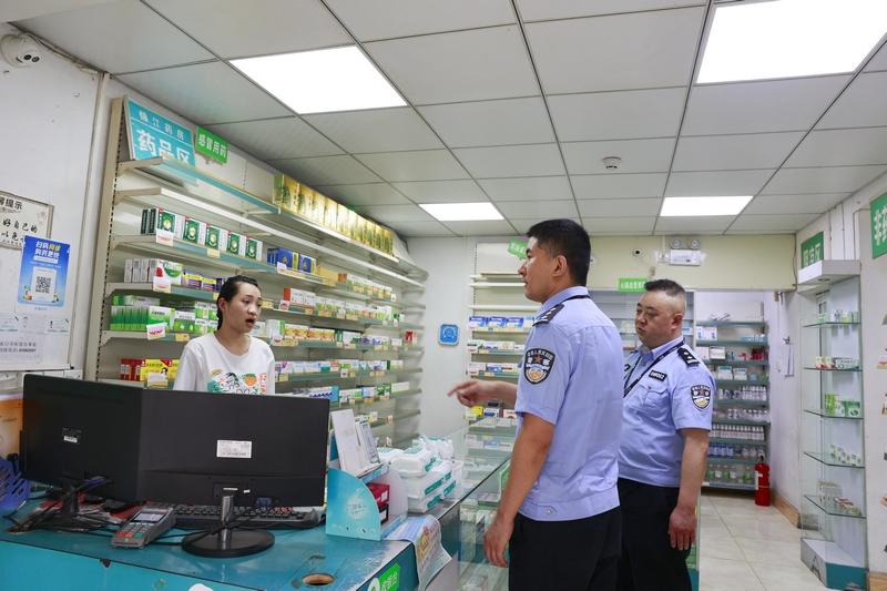 6、民警对辖区药店进行定期检查宣防。龚婷 摄