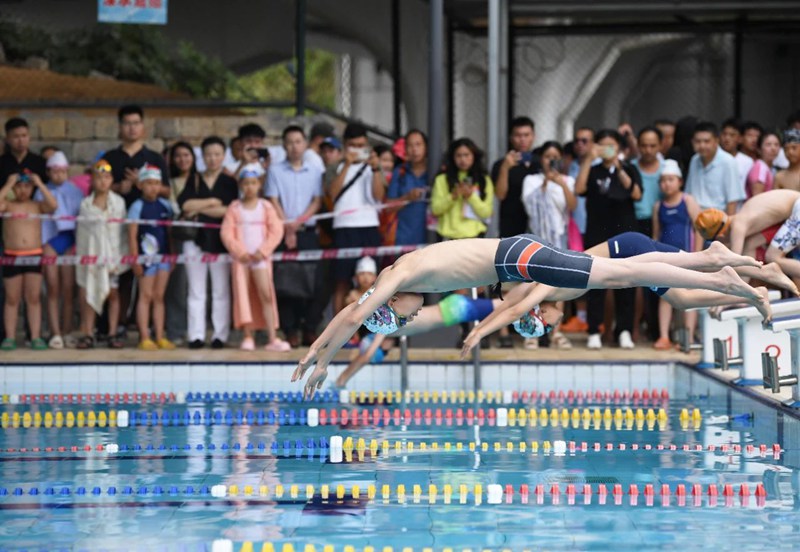中小学生游泳爱好者正在参加游泳比赛。