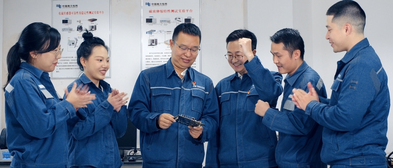 2、芯片組團隊成員成功將多板卡功能集成在一個“指甲蓋”大小的芯片中。南方電網貴州電力科學研究院供圖