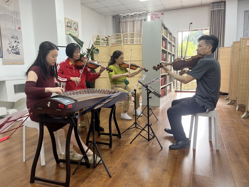 2、授课老师正带领群众学习乐器。