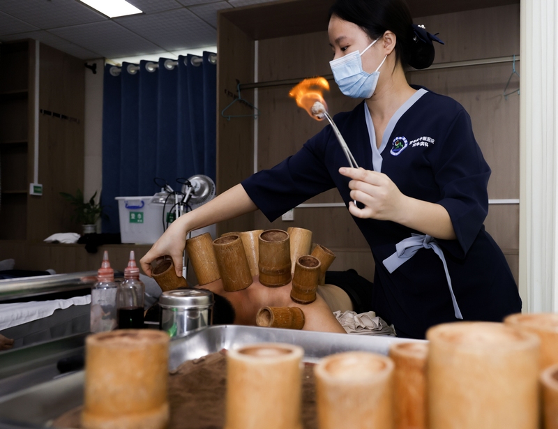 7月15日，护士在贵州省黔南布依族苗族自治州罗甸县中医院为市民拔罐。 