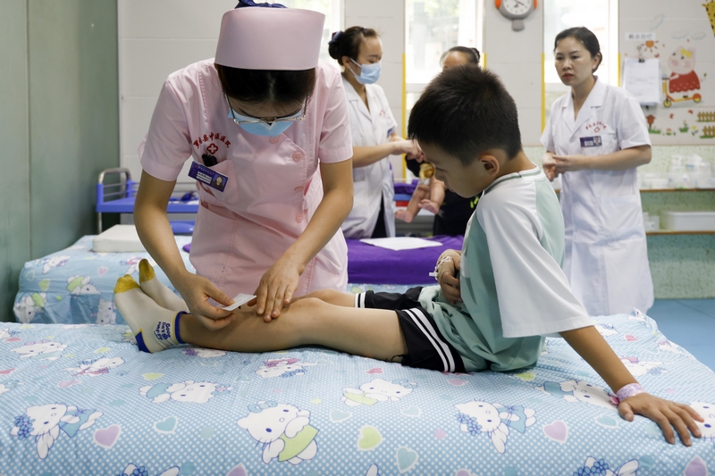 7月15日，小朋友在贵州省黔南布依族苗族自治州罗甸县中医院贴“三伏贴”。 