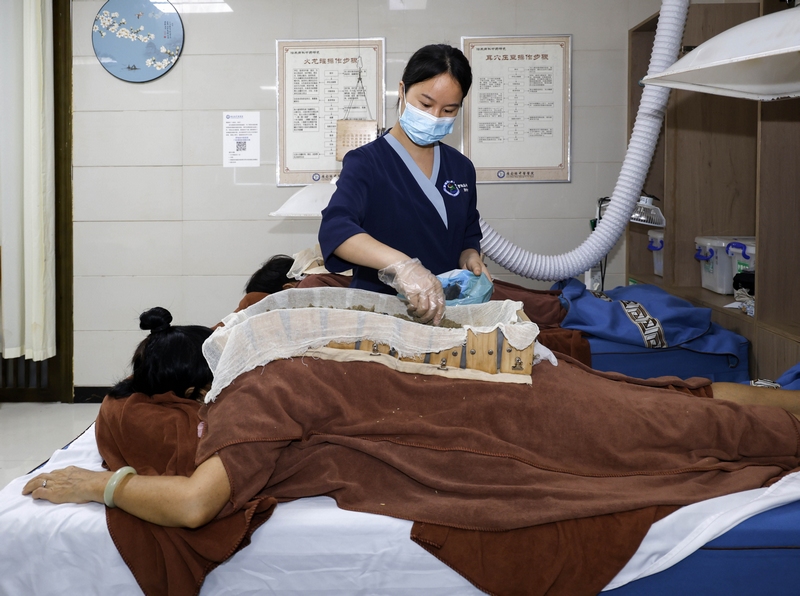 7月15日，市民在贵州省黔南布依族苗族自治州罗甸县中医院进行“三伏督脉灸”中医养生治疗。
