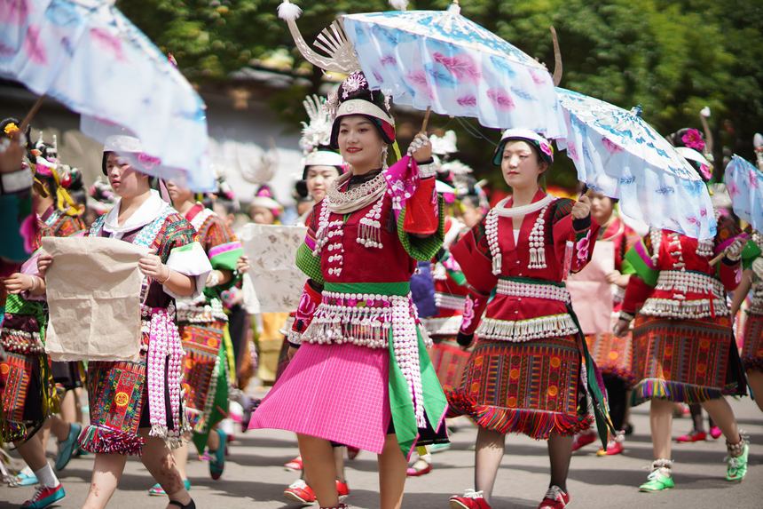 7月21日，貴州省丹寨縣身著傳統盛裝服飾的群眾，展演國家級非遺項目苗族服飾。