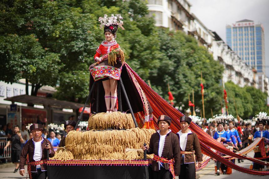 7月21日，贵州省丹寨县身着传统盛装服饰的群众，在展演国家级非遗项目苗族锦鸡舞。