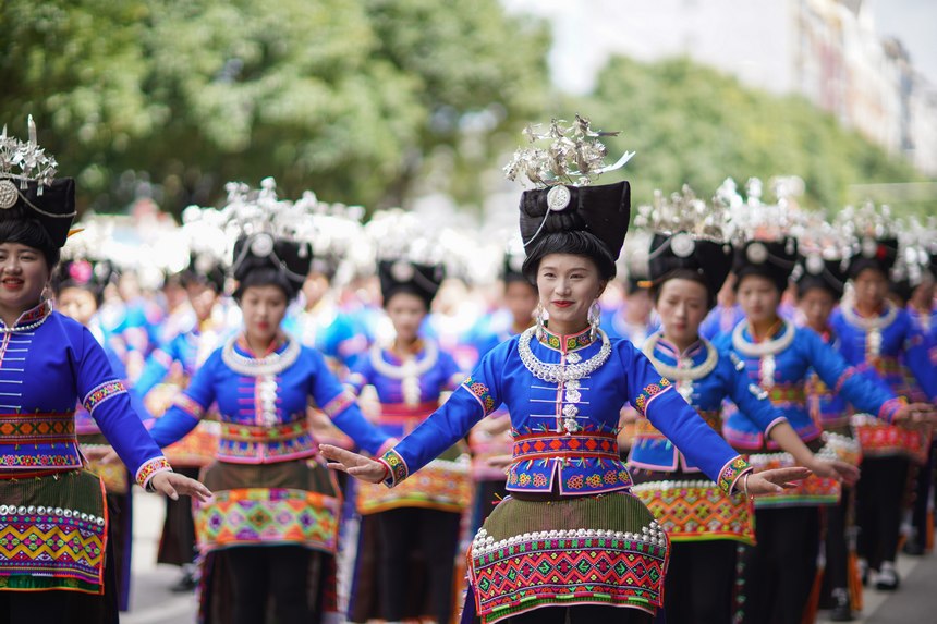 7月21日，贵州省丹寨县身着传统盛装服饰的群众，在展演国家级非遗项目苗族锦鸡舞。