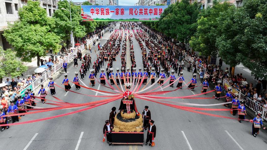 7月21日，貴州省丹寨縣身著傳統盛裝服飾的群眾，在展演國家級非遺項目苗族錦雞舞。