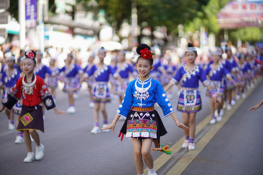 7月21日，贵州省丹寨县身着传统盛装服饰的小朋友，在展演国家级非遗项目苗族锦鸡舞。