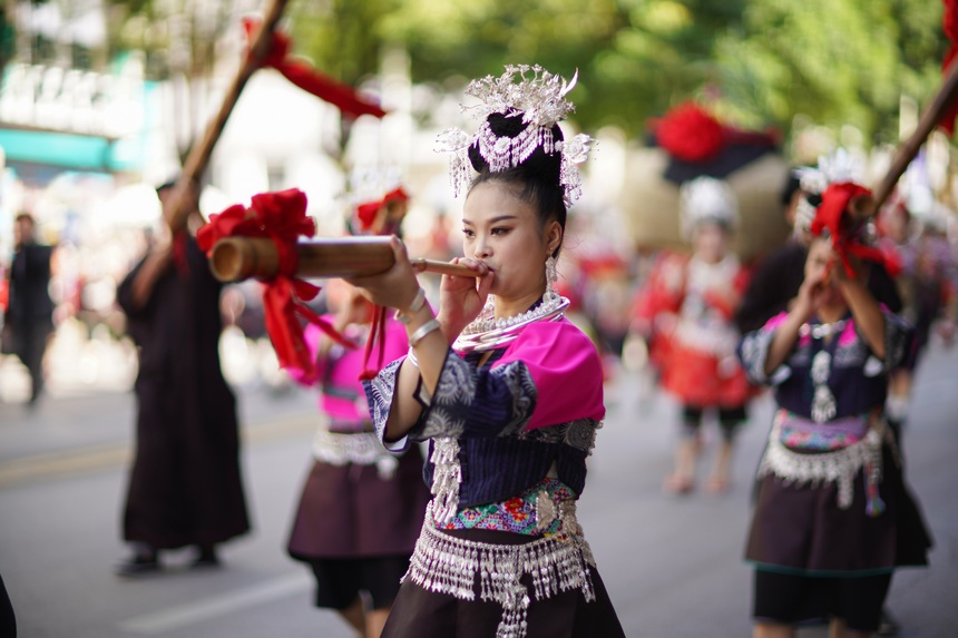 7月21日，身着传统盛装服饰的群众在贵州省丹寨县参加非遗展演巡游。