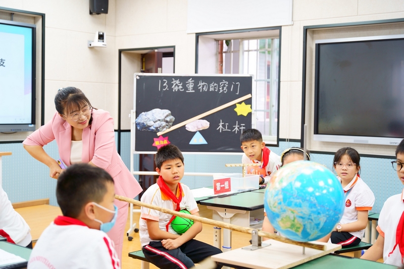 青年教师正在上公开课。（思南县教育局 供图）
