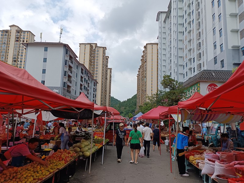 3、热闹的集市。