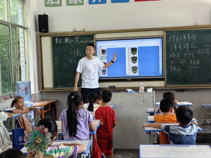 支教志愿者授课。
