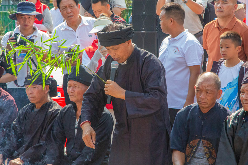 水各寨老主持祭祀仪式。实习生 袁华强摄