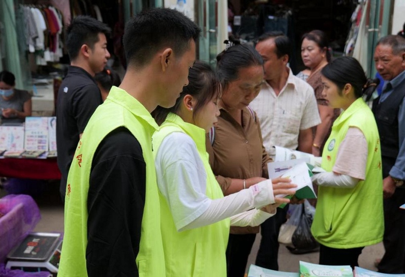 畜牧水产系发放养殖宣传手册。