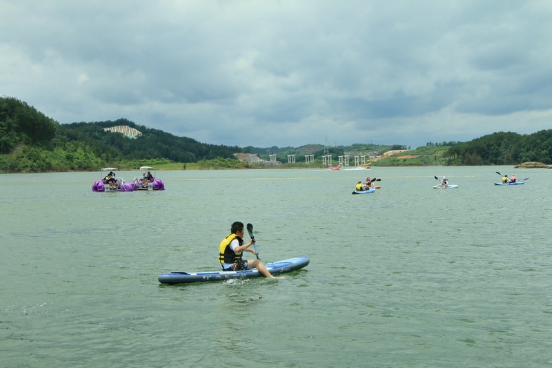 貴陽沖浪小鎮在庫區打造“水上樂園”，設置摩托艇、尾波船、親子水上單車等10種水上運動項目。姜繼恆攝