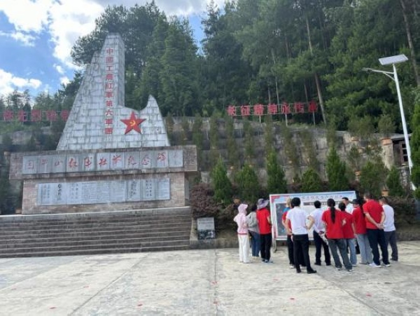 实践团队参观困牛山爱国主义教育基地。