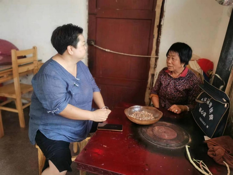 久安鄉鞏固村“跑腿干部”上門為群眾辦事