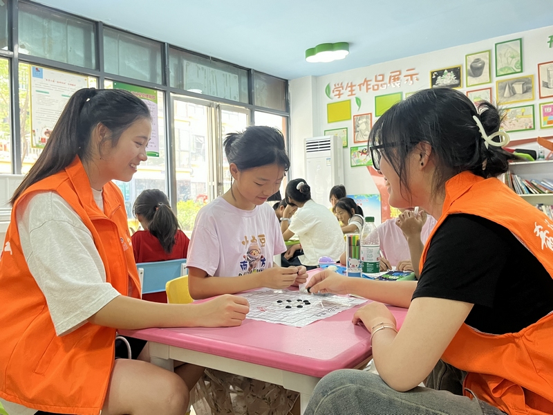 5、志愿者陪孩子下棋。