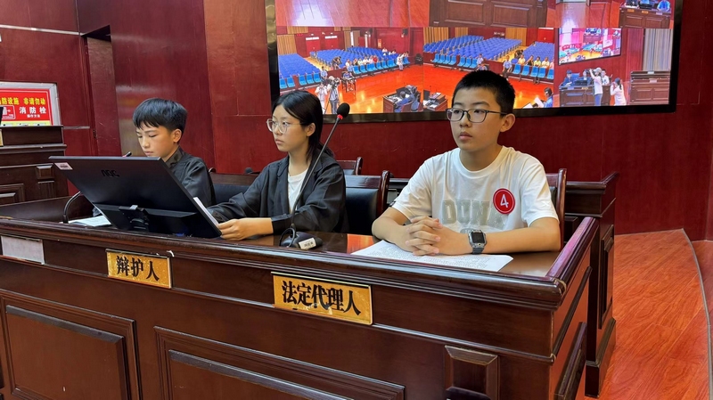 同学们在“模拟法庭”“亲身”扮演起各种角色。