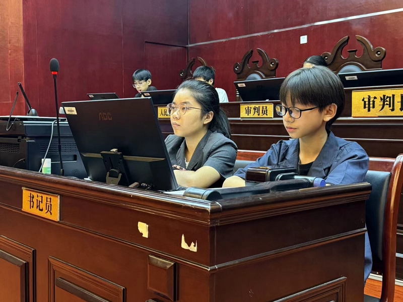 同学们“亲身”扮演起小小书记员。