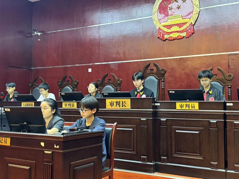 “模拟法庭”庭审现场。