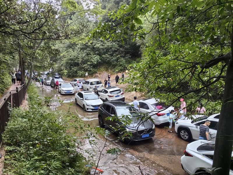 习水飞鸽景区的水上公路成为了黔川渝等地游客的打卡胜地 罗霜 摄