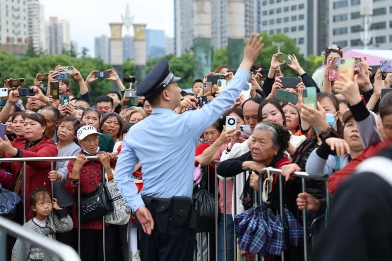 民警活动执勤现场。