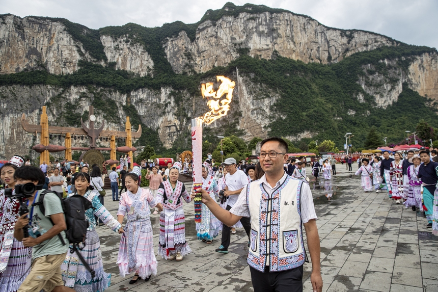 2024年8月1日，贵州省黔西市2024年“好生活 在黔西”避暑旅游季火把节，从百里杜鹃管理区传递而来的“兴旺之火”抵达黔西市新仁乡化屋村，化屋村火把传递手点燃“兴旺之火”。