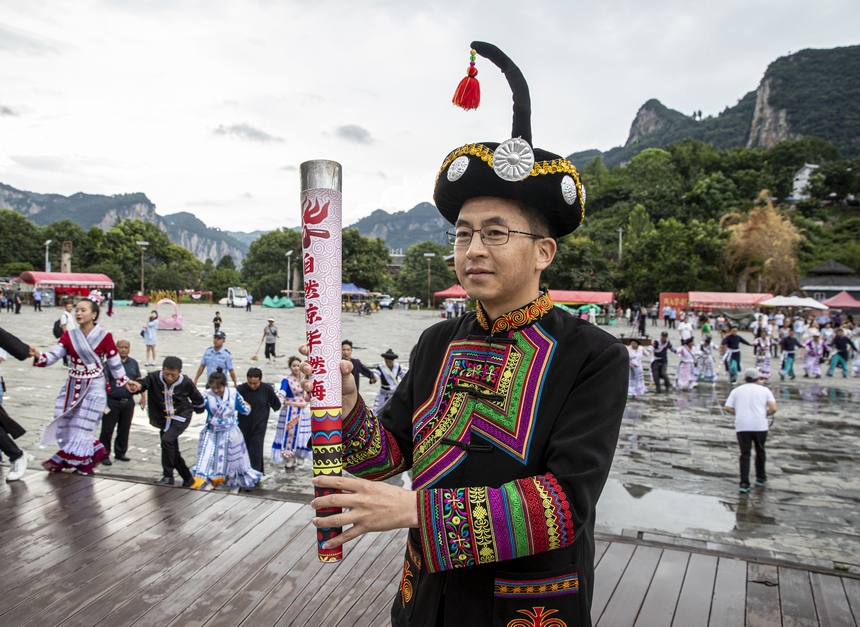 2024年8月1日，贵州省黔西市2024年“好生活 在黔西”避暑旅游季火把节，从百里杜鹃管理区传递而来的“兴旺之火”抵达黔西市新仁乡化屋村。