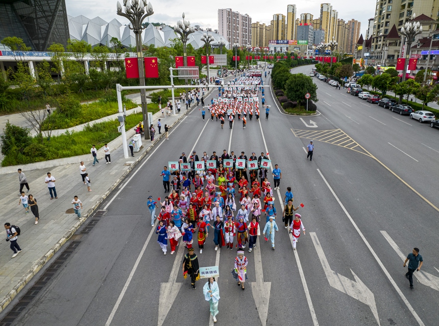 2024年8月1日，貴州省黔西市2024年“好生活 在黔西”避暑旅游季火把節，當地開展火把傳遞大巡游活動（無人機照片）。