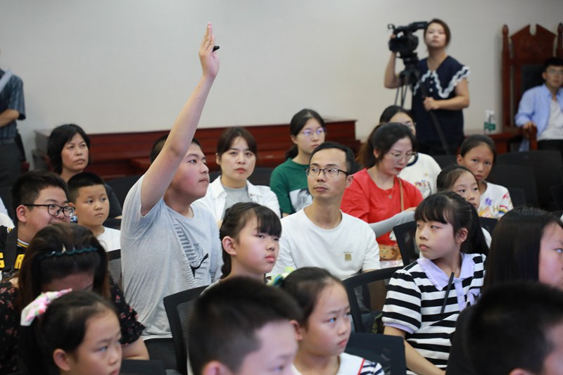 3、孩子与授课律师积极互动